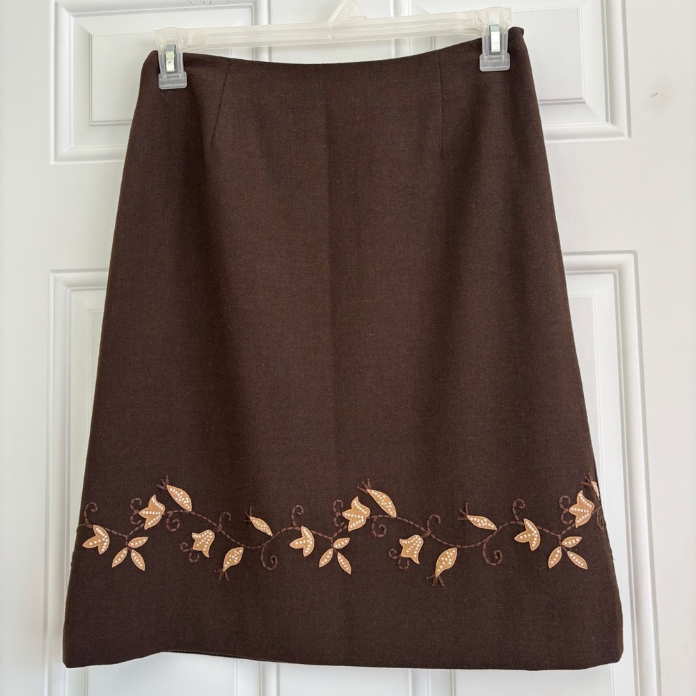❤️2/$15 or 3/$21❤️Ann Taylor Brown/Tan Embroidered Pencil Skirt, Size 6 Petite